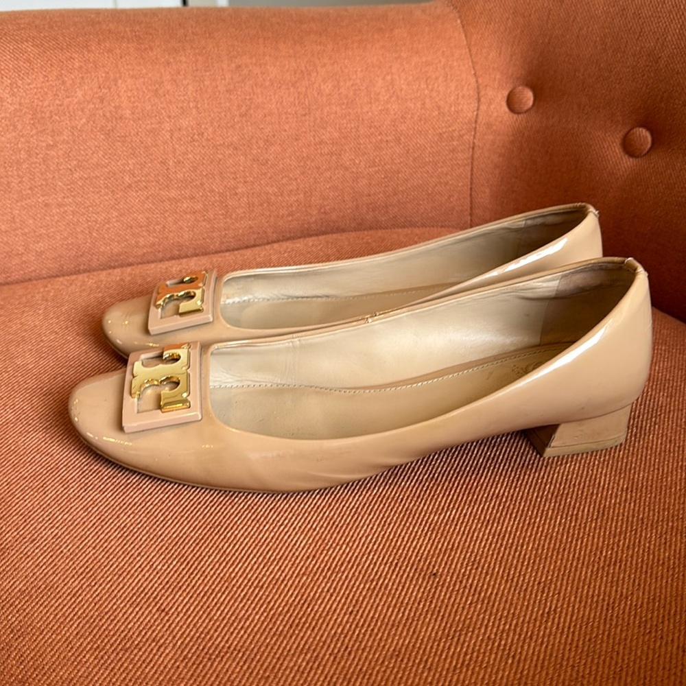 Tory Burch Gigi nude tan patent leather low heel pumps, size 9.5.